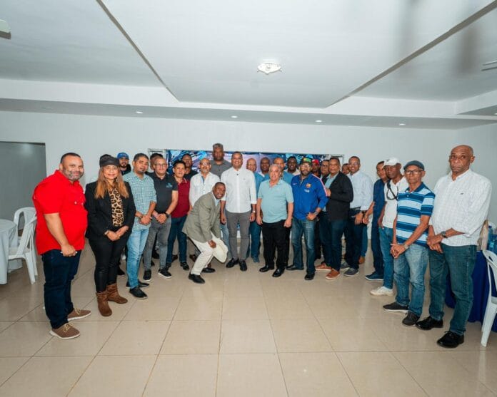 Ángelo Ramírez comparte desayuno navideño con comunicadores de San Juan y presenta planes para la juventud