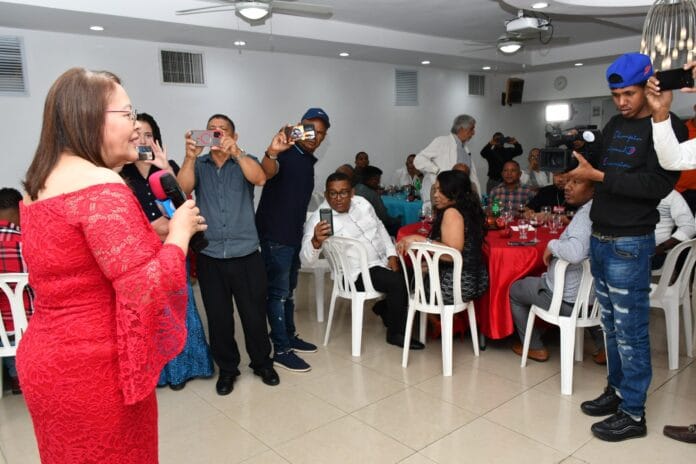 Maestra y diputada Elvira Corporán comparte cena y rifa con comunicadores de San Juan
