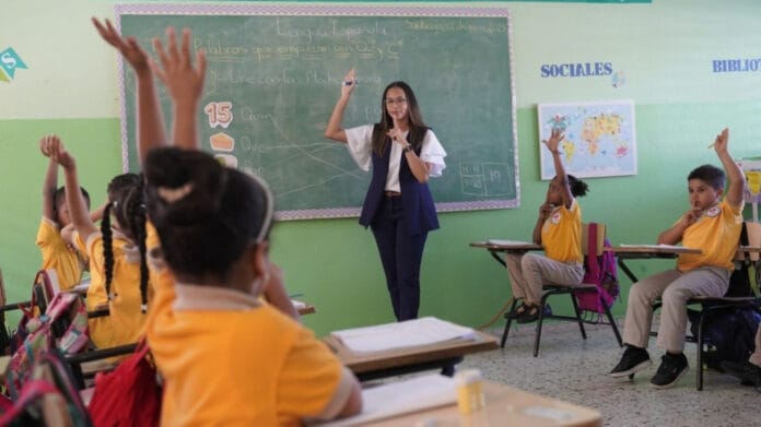La valoración social del docente y su responsabilidad educativa: una deuda persistente en el sistema educativo dominicano